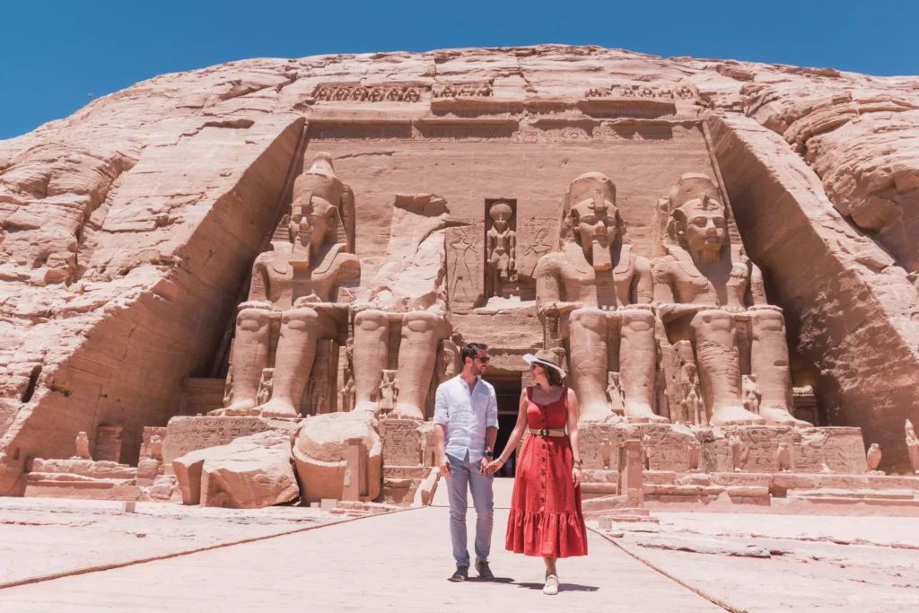 Admirar el Templo de Abu Simbel