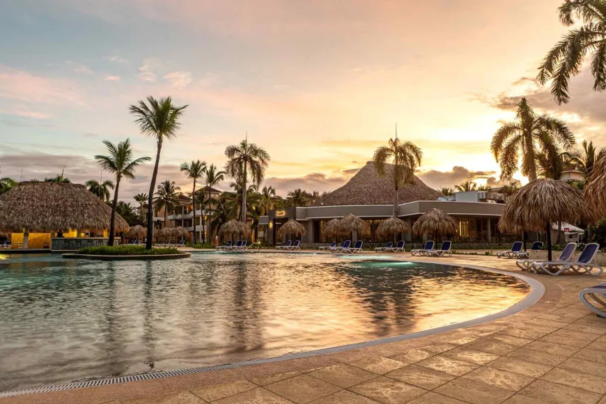Atardecer en las piscinas del Bahía Príncipe Grand resort todo incluido Punta Cana